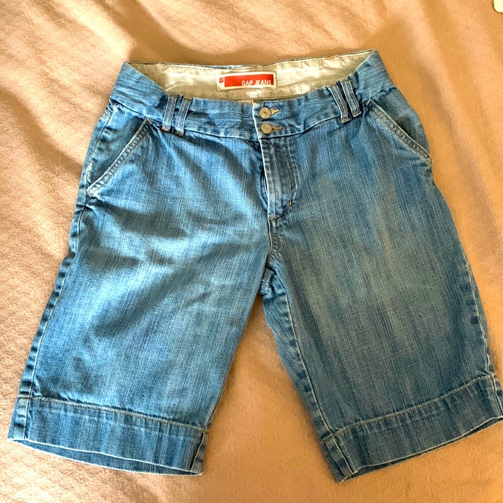 Gap women’s jean shorts. Size 6. Medium wash. 9” length. Super soft